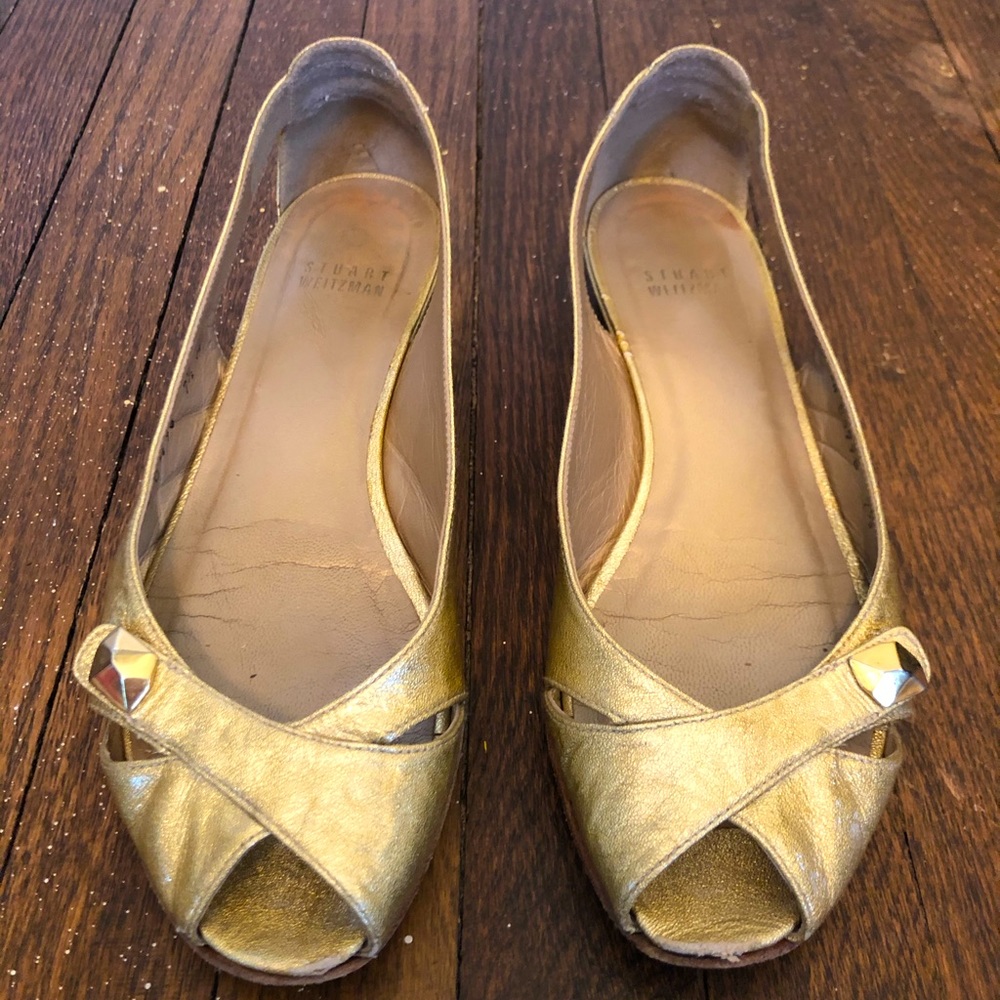 Adorable vintage Stuart Weitzman gold flats. 7.5